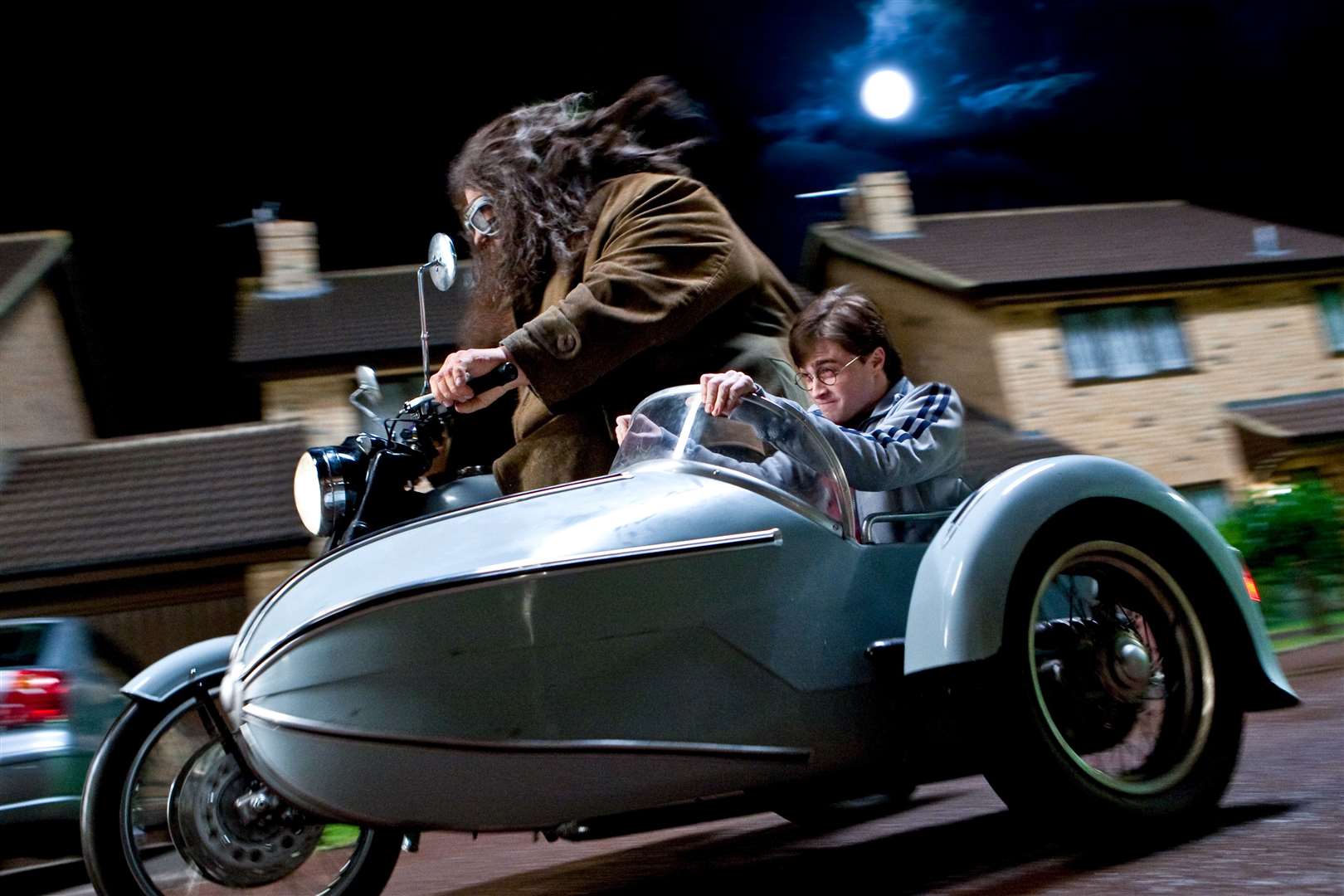 Hagrid escorts Harry Potter away from Death Eaters moments before Hedwig dies above Dartford