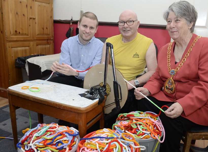 Cllr Gareth Randall and Mayor Cllr Sue Gent begin the process of measuring Ted Hanniford's French knitting