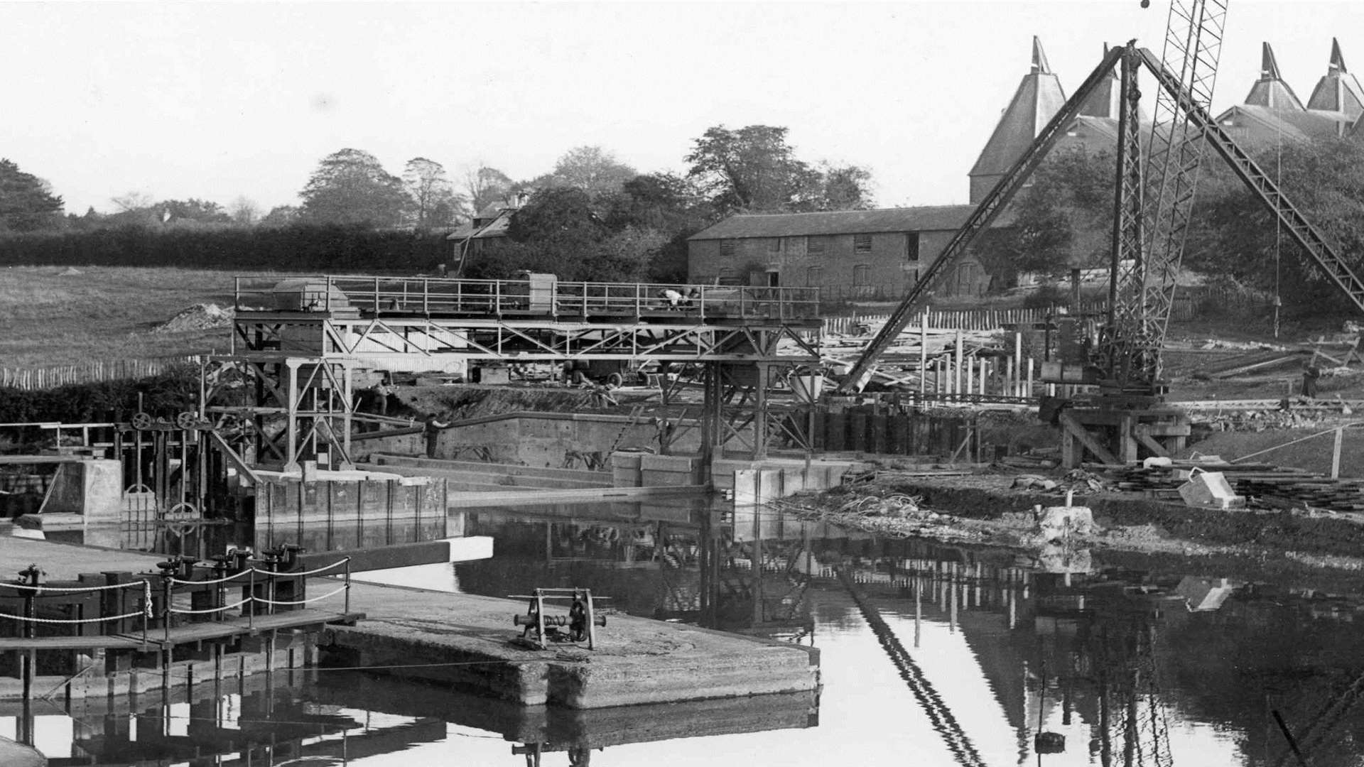 East Farleigh locks were rebuilt in 1938. file pic from 'Images of Maidstone' book page 174
