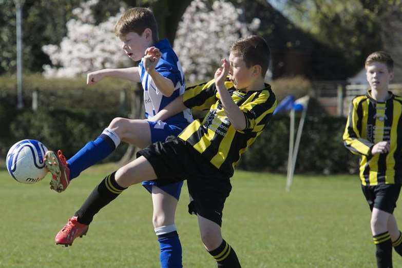 Oak Athletic under-11s (blue) on the stretch in their Division 1 game against Rainham Eagles United Picture: Andy Payton