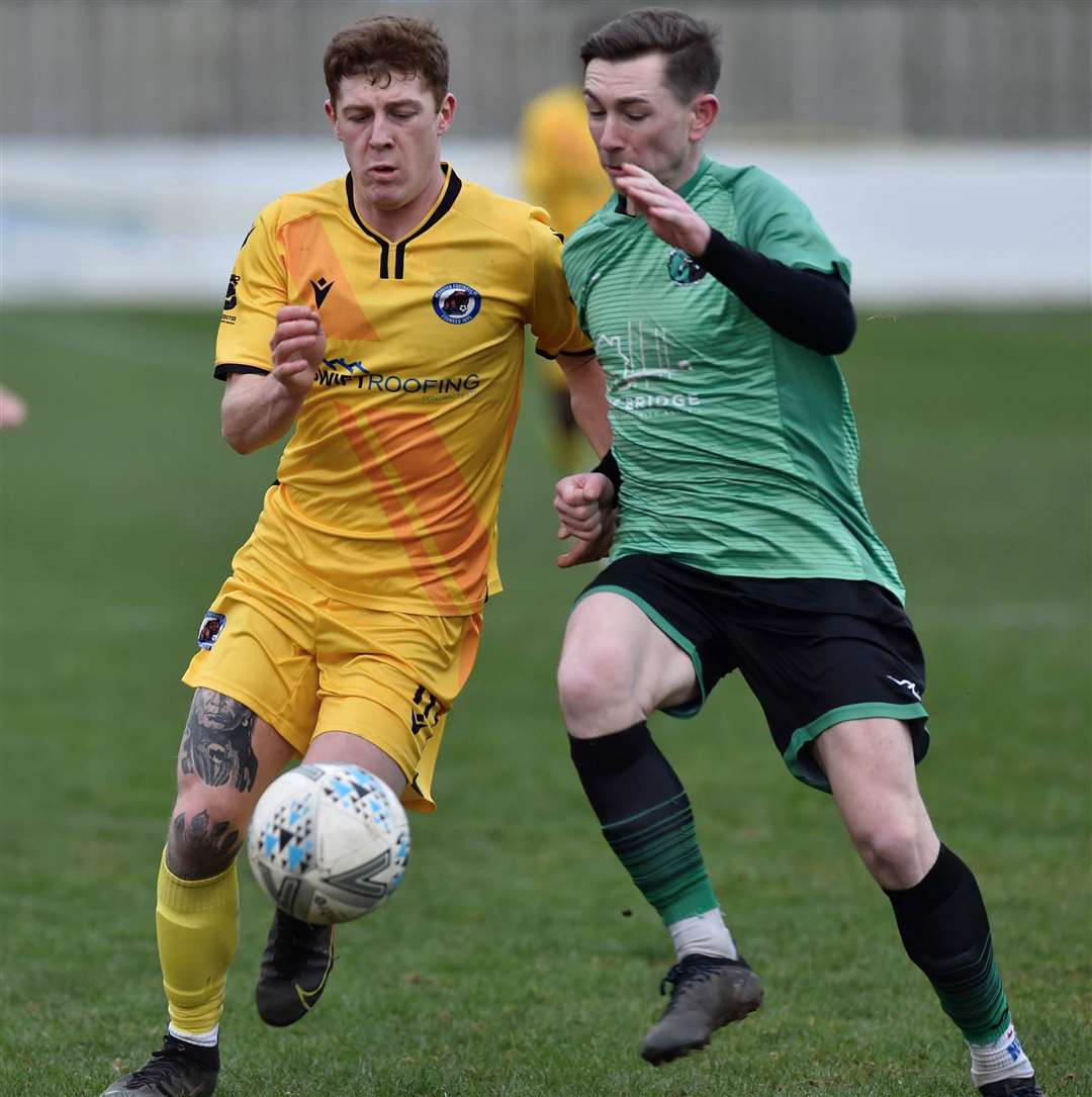 Bearsted and Welling Town battle for the ball. Picture: Ian Scammell