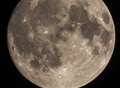 Photographer snaps stunning moon shot