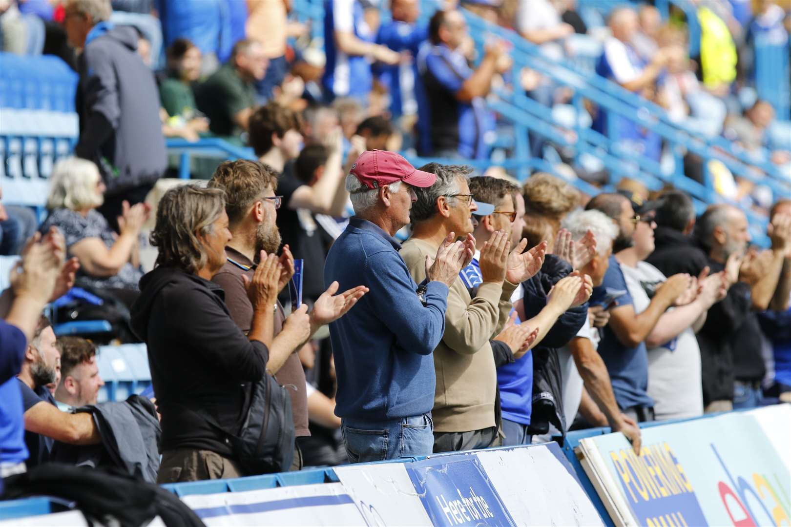 Home supporters show their appreciation to the Gills. Picture: Andy Jones (49990593)