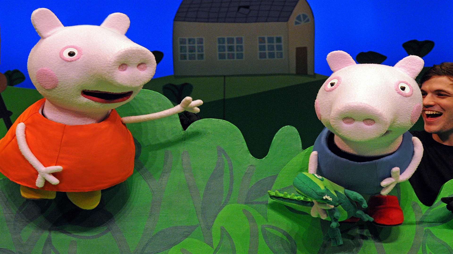 Peppa Pig and George in Peppa Pig's Big Splash