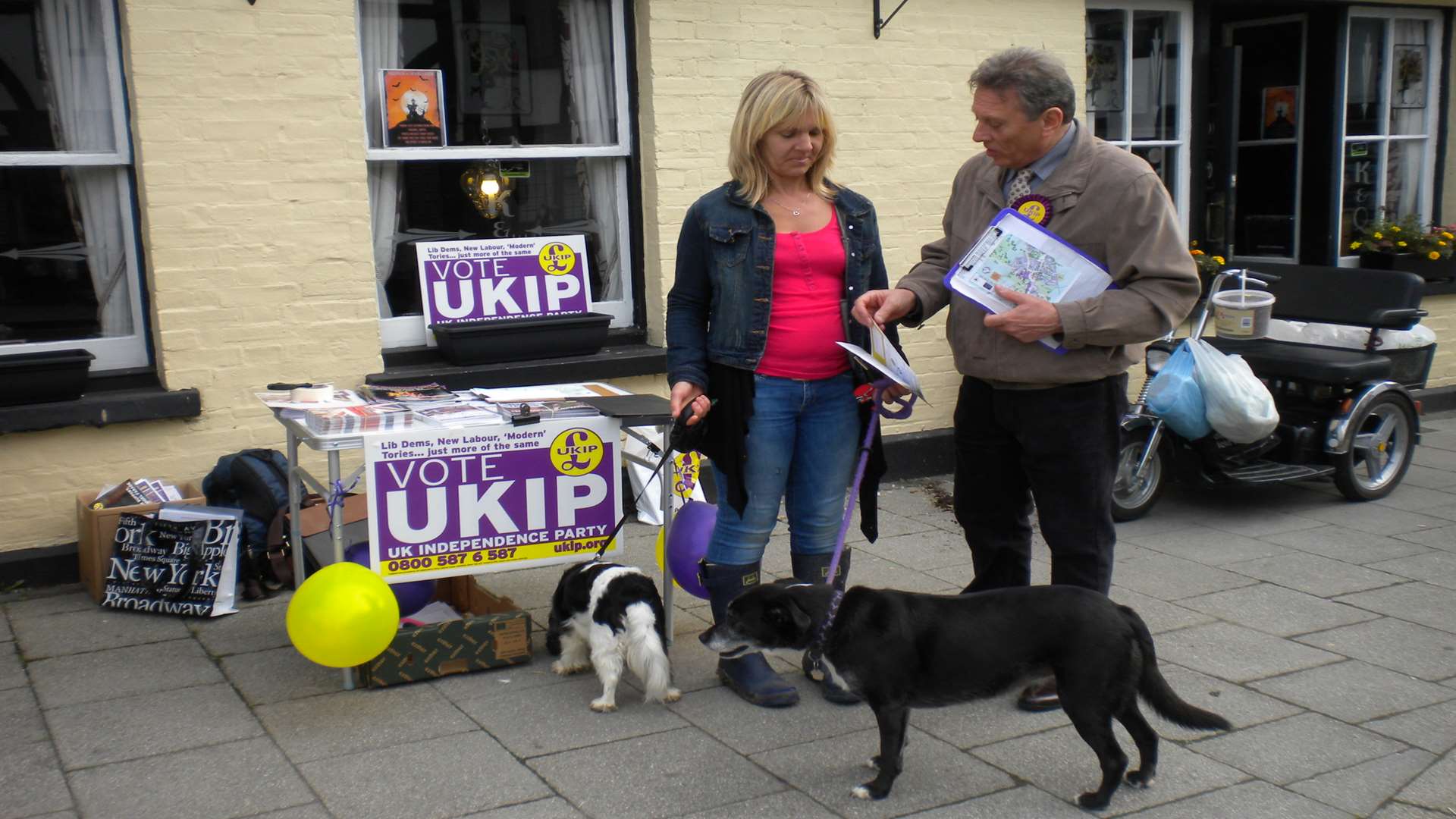 UKIP PPC Robert Izzard campaigning in Edenbridge High Street