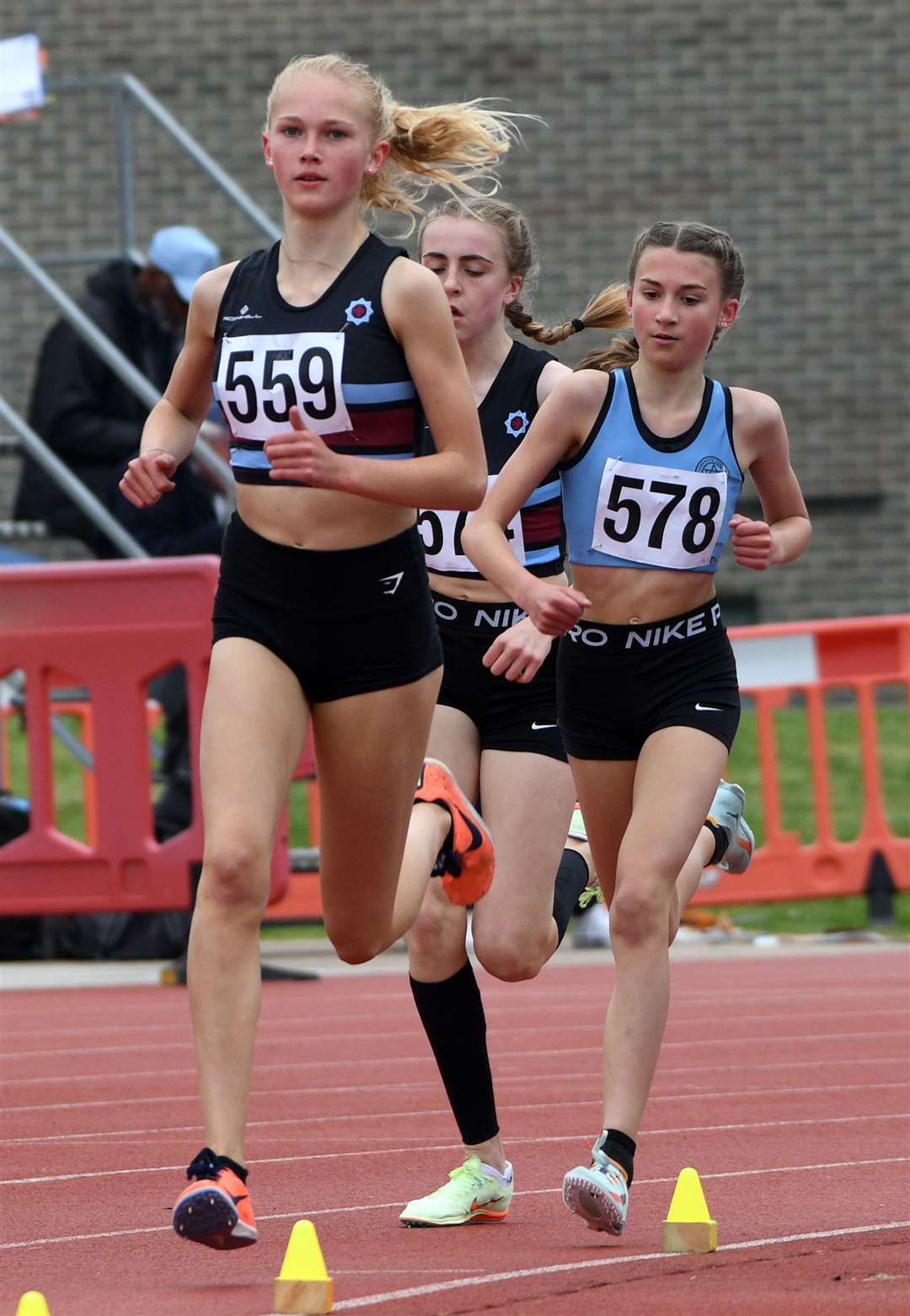 The under-15 girls' 1,500m champion Megan Barlow (No.559, Blackheath & Bromley Harriers) sets the pace. Picture: Barry Goodwin (56698992)