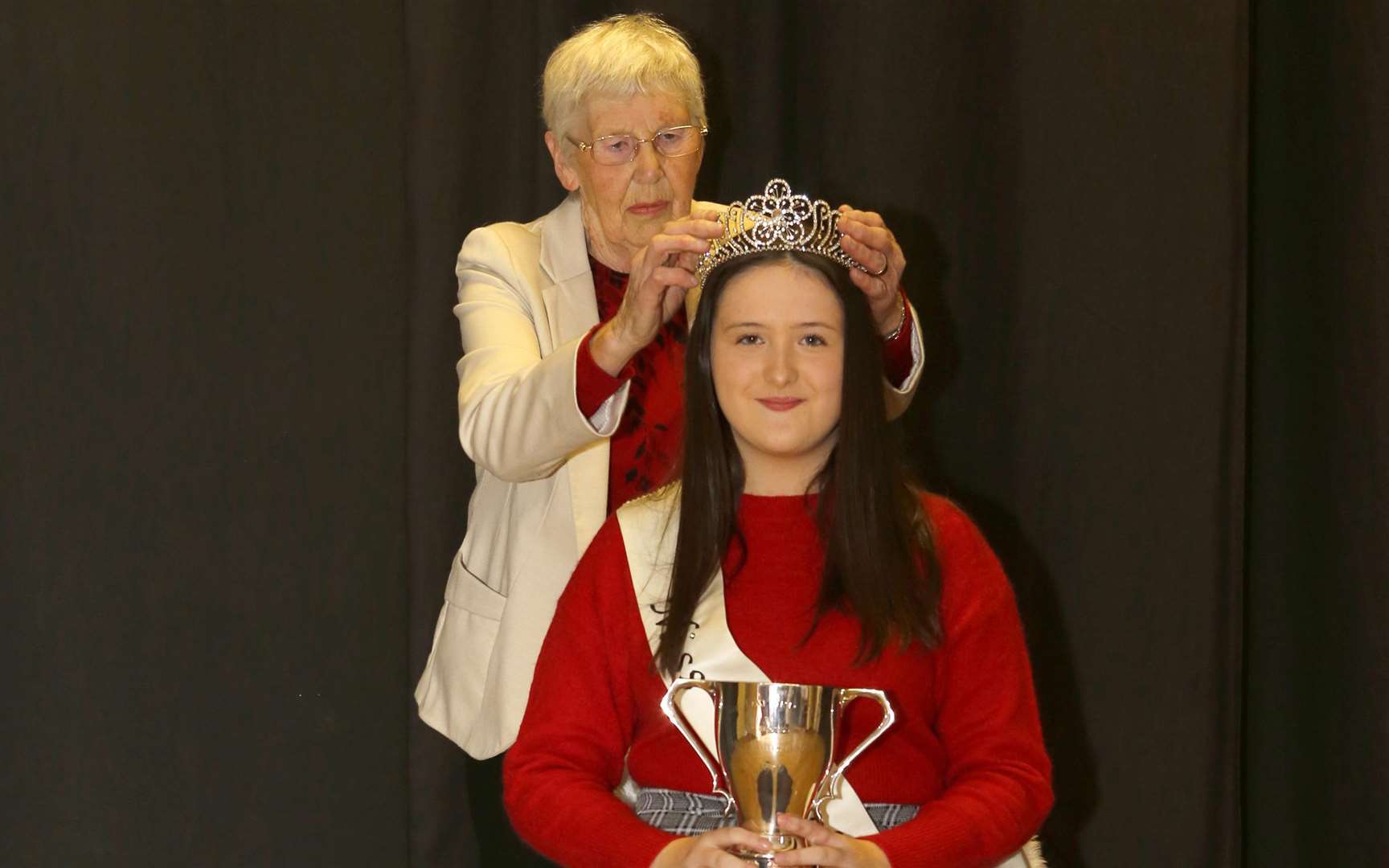 Carol Simmons crowns Miss Whitstable Jade Rafferty. Picture: Andy Jones
