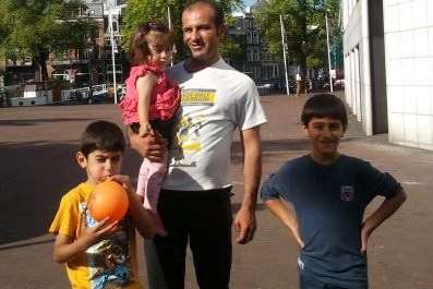 Abdulwaid Mosa with children Arda, who he is holding, Ara, left, and tragic Alin, right