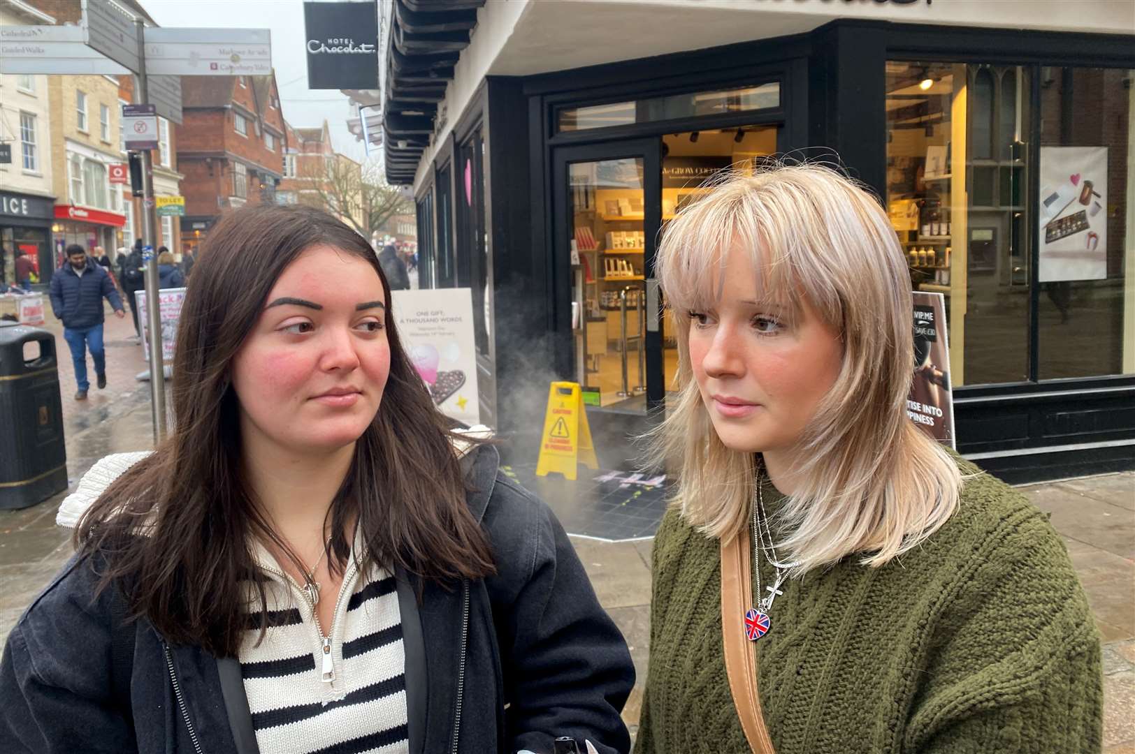 Students Jemima Nash and Alice Ulvmoen support plans to ban disposable vapes