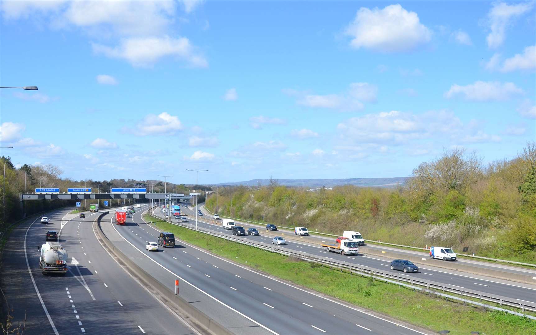 The view westbound along the M20 at Aylesford before construction began