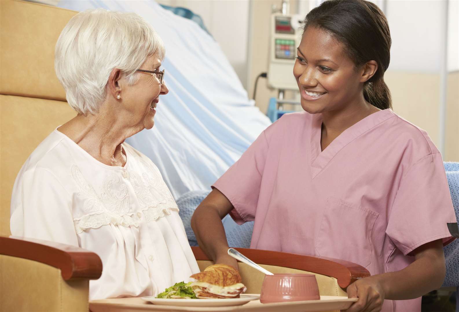 A nurse serving a meal to a patient. Photo: Think Stock