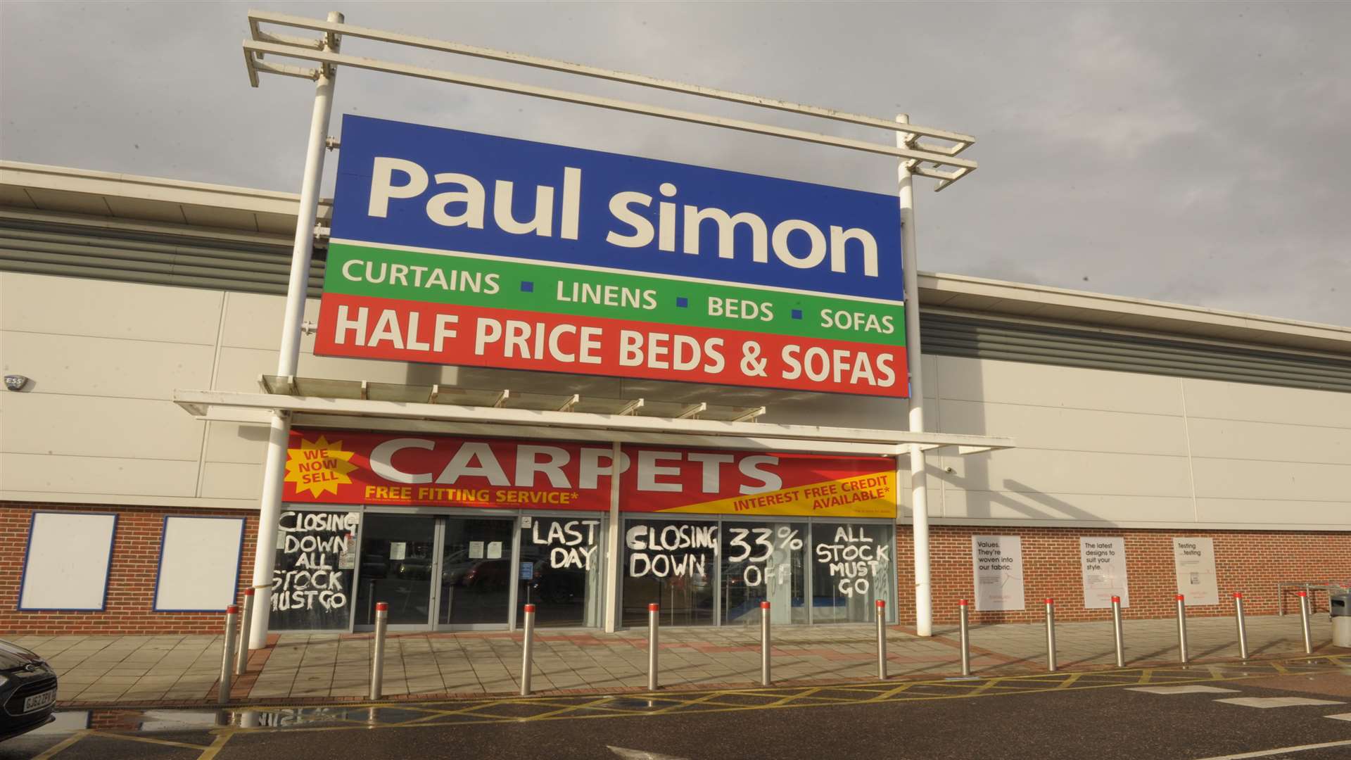 Former Paul Simon store at Strood Retail Park