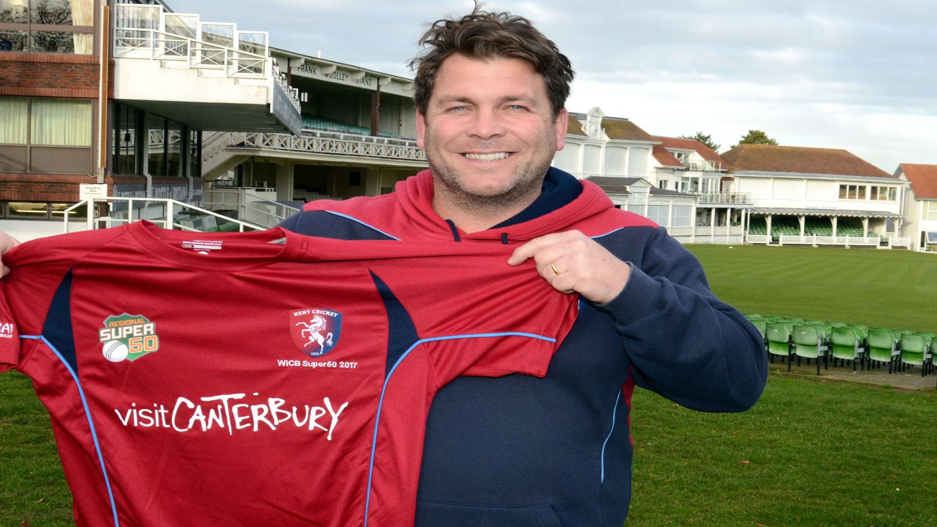 Kent's new coach Matt Walker shows off Kent’s tour training tops sponsored by Visit Canterbury Picture: Oyster Bay Photography