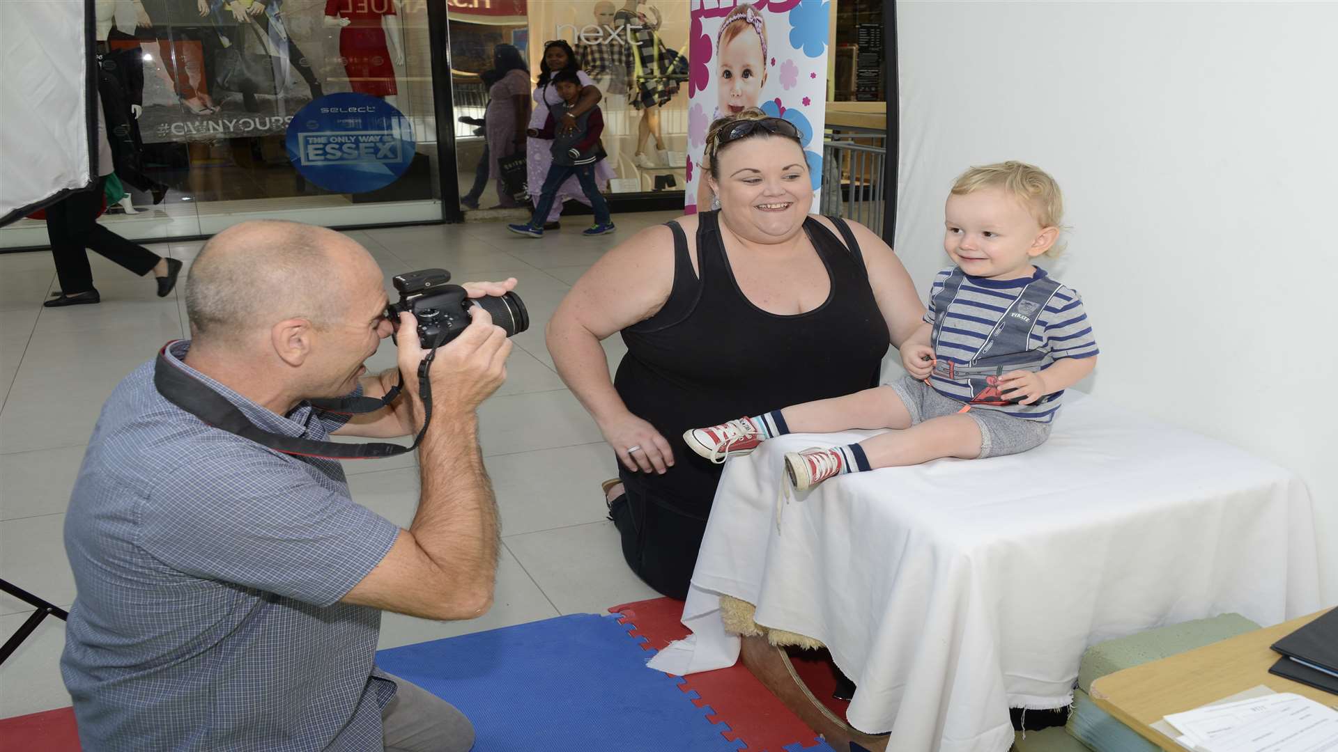 Cute Kids Photographer Andy Nield photographs Leyton Homden- Cable, 2, as mum Dee Cable watches