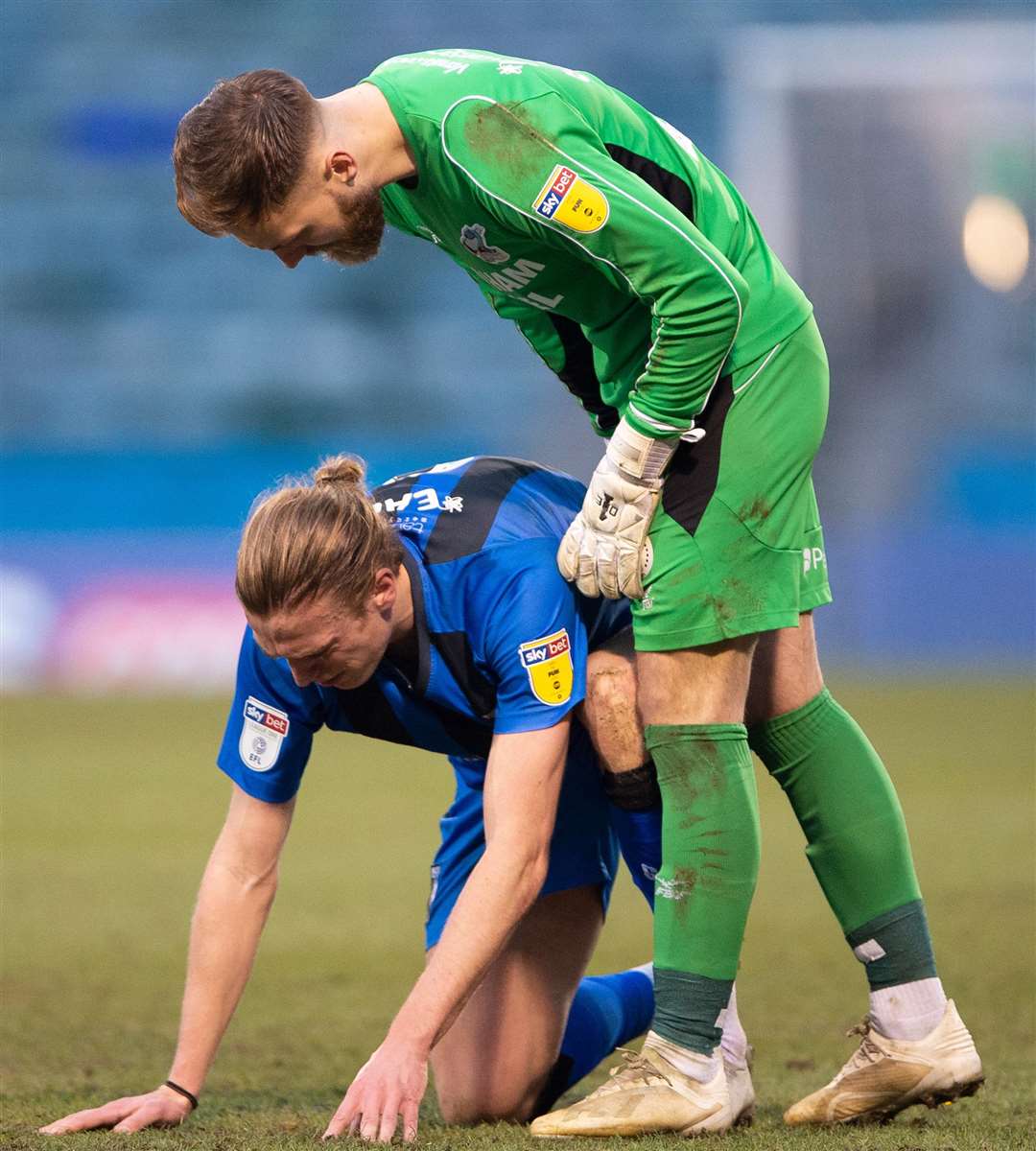 Tom Eaves is confronted by Scunthorpe keeper Jak Alnwick Picture: Ady Kerry