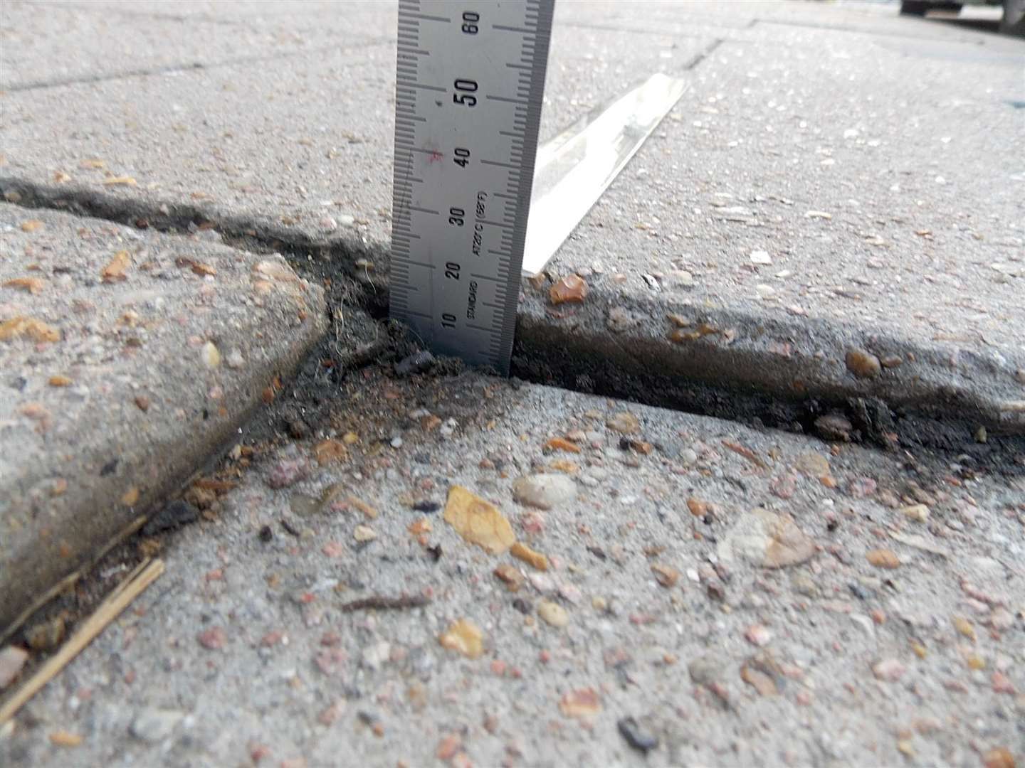 The gap in the paving stone was measured at 22mm (6999041)