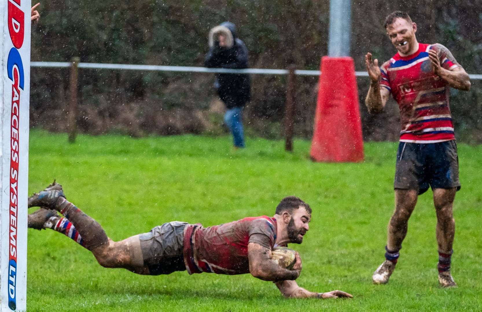 Tom Nicol touches down for Tonbridge against Rams to the delight of a team-mate