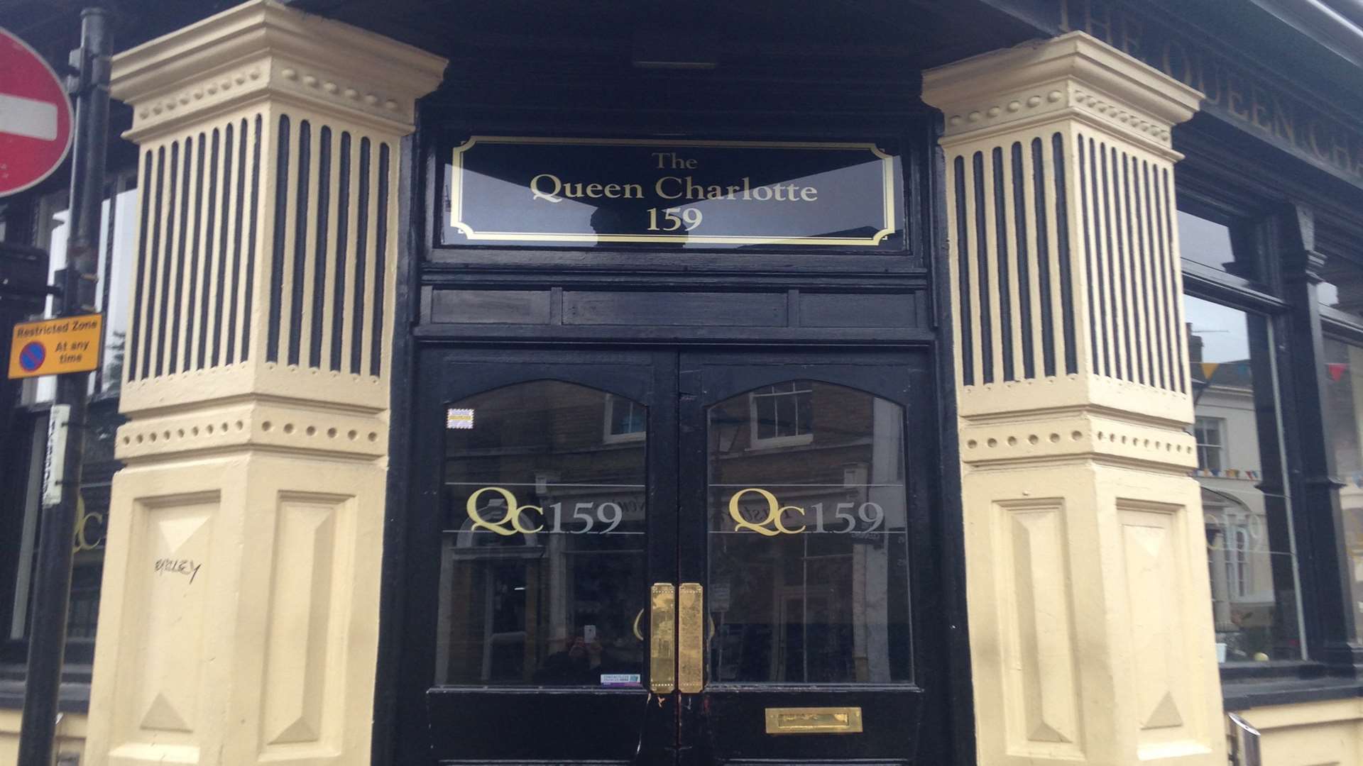 The Queen Charlotte pub in High Street, Rochester has closed down