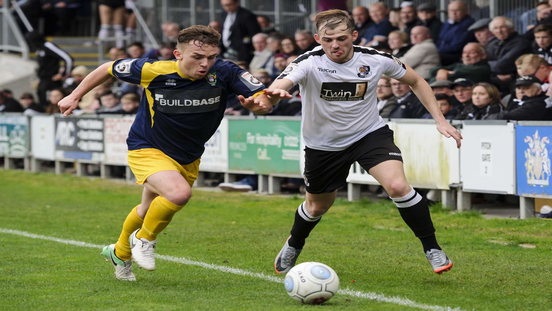 Tom Murphy makes ground down the Dartford left Picture: Andy Payton