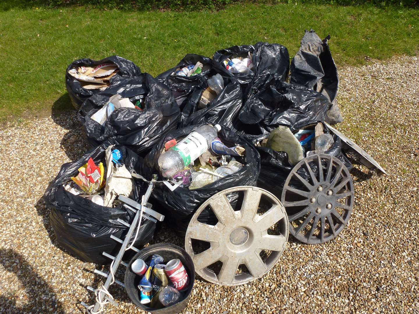 Rubbish collected by volunteers