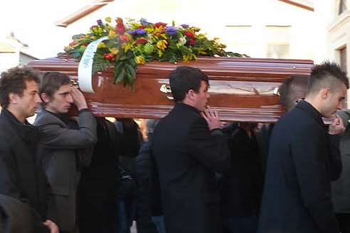 Alex Galbiati (middle) carries Joele Leotta's coffin. Picture: www.casateonline.it
