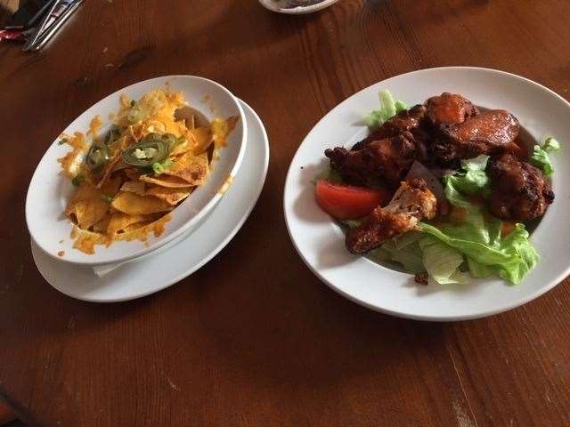 I opted for a pair of bar bite dishes and selected the cheesy nachos and chicken wings, which were both very tasty