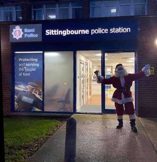 Santa visiting Sittingbourne Police Station in Central Avenue (43646532)