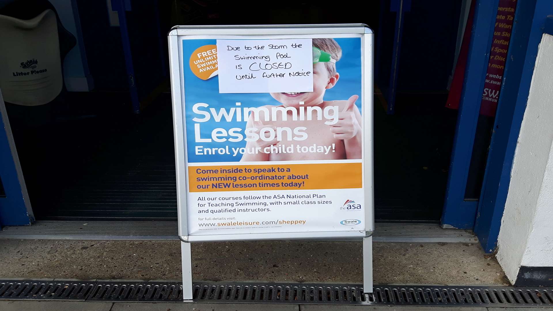 Closed notice outside Sheerness swimming pool