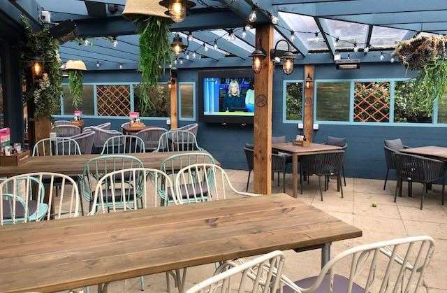 At the back of the pub you’ll discover this extensive, covered smoking area with heaters for every table