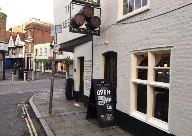 Beautifully presented, it looks as if the pub has received a full paint job recently – I love the traditional old sign
