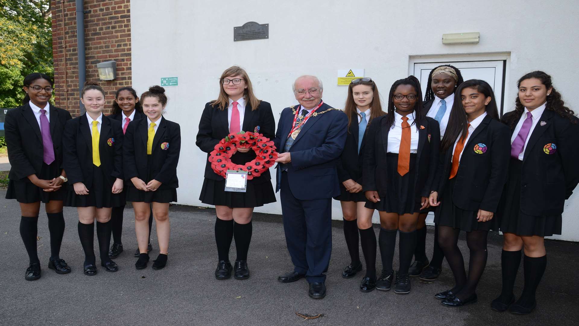 Mayor of Gravsham Harold Craske and pupils lay a wreath at the plaque Service of commemoration for Thomas Colyer-Fergusson