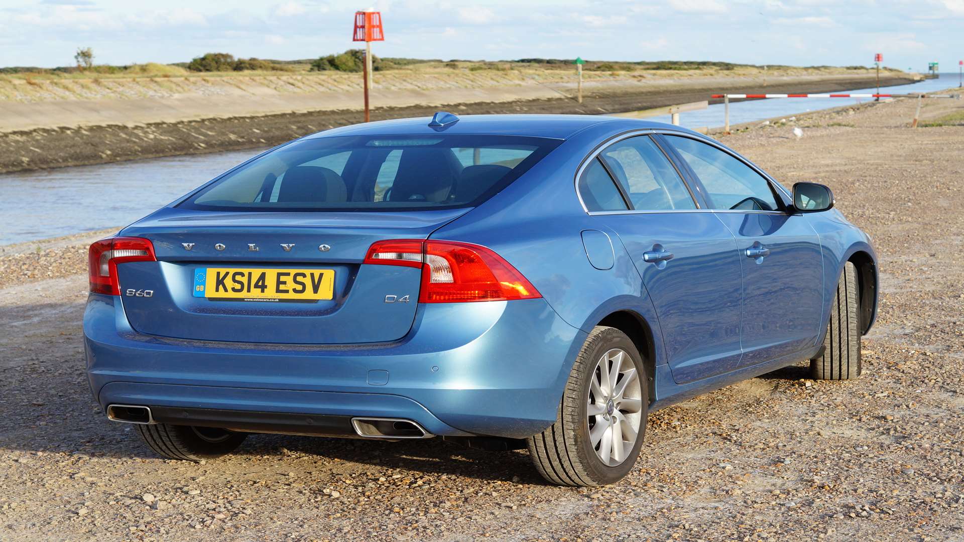 The steeply raked rear windscreen lends the S60 a coupe-like appearance