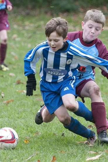 Oak Athletic twist and turn against Wigmore Youth Wanderers in their under-9 clash. Picture: Rob Canis