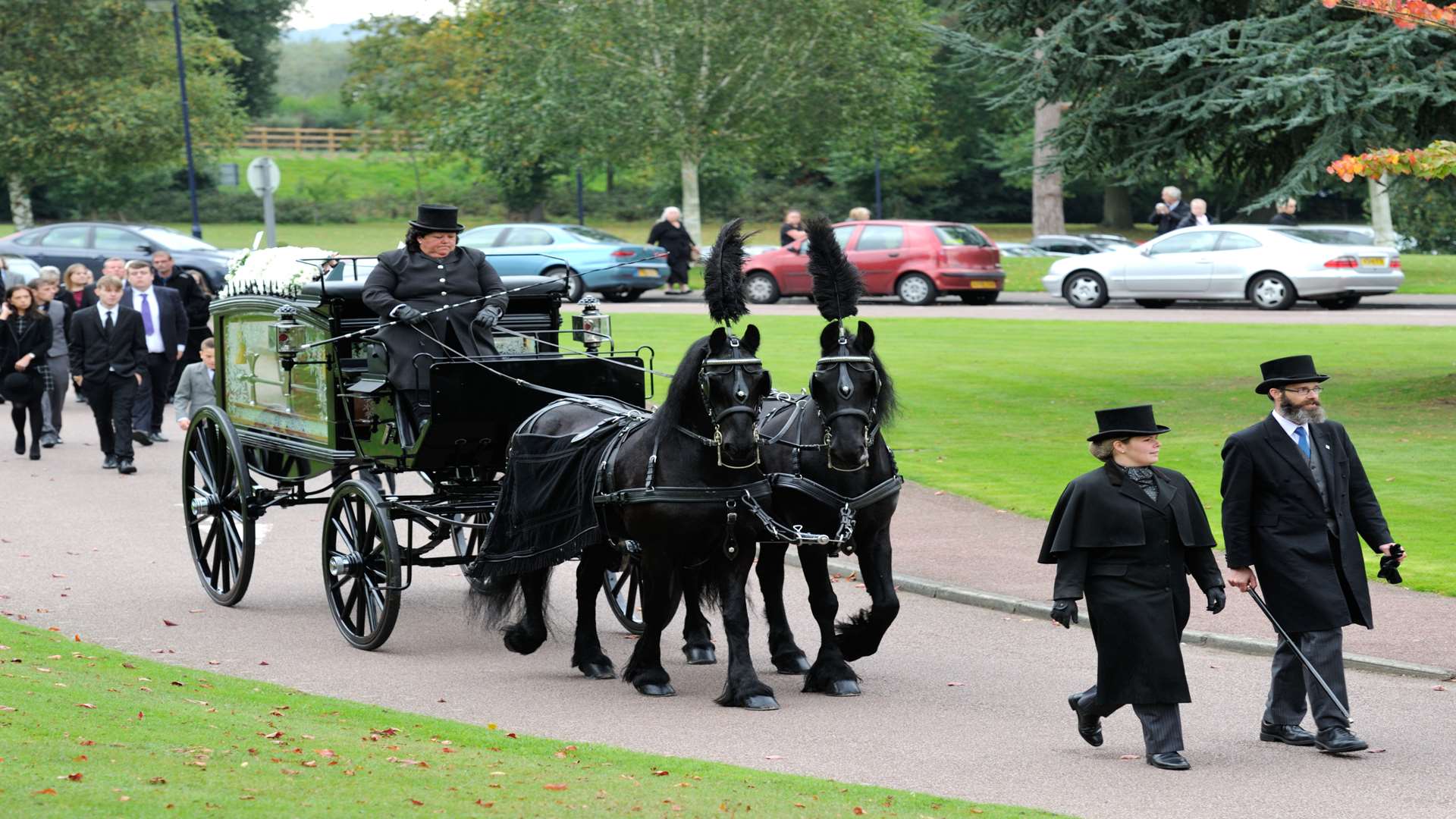 The processions arrives at the Vinters Park Crematorium, Bearsted Road