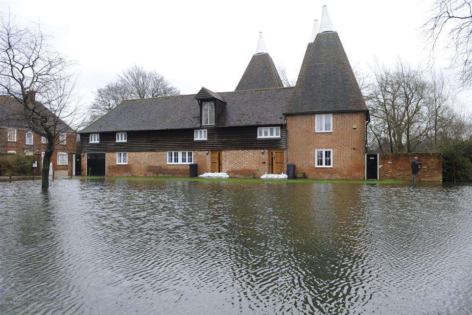 Flooding along the Nailbourne, Littlebourne.