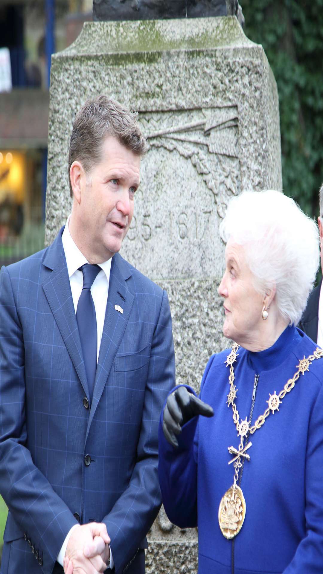 Outgoing US ambassador with Mayor of Gravesham Greta Goatley by the Pocahontas memorial