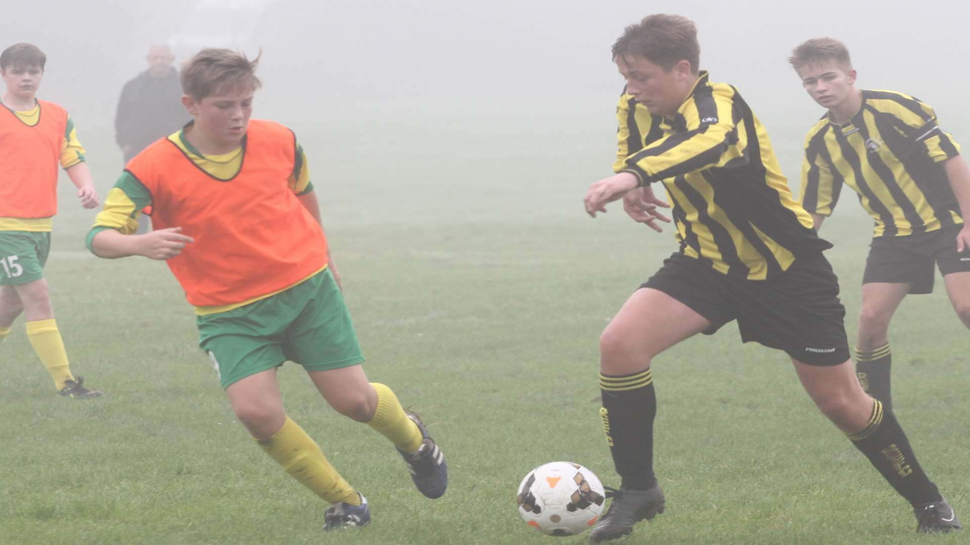 Rainham Eagles and Cliffe Woods Colts do battle in Under-16 Division 2 Picture: Rebecca Holliday