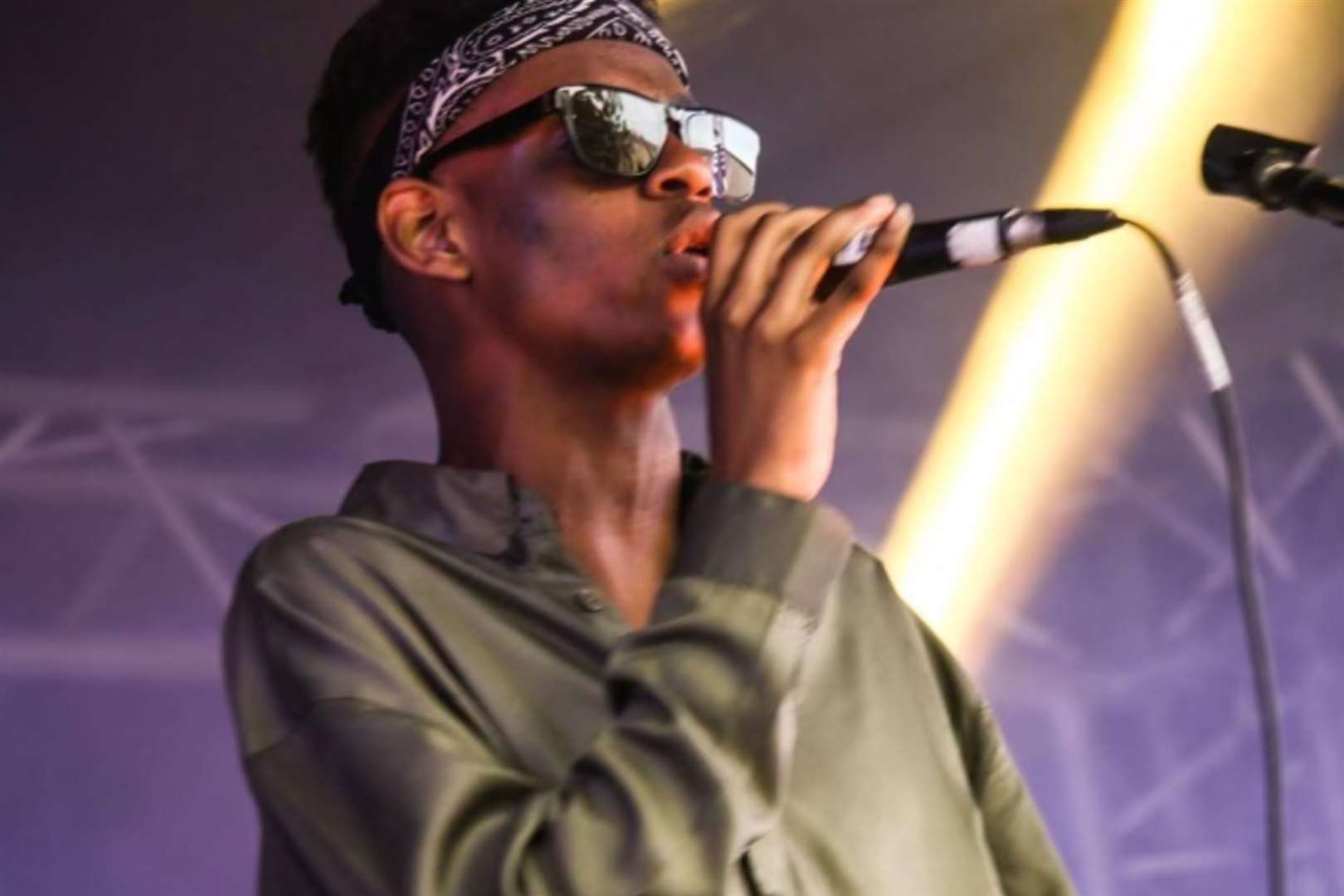Deon Nzou performing in 2017