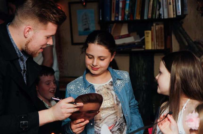 Jamie gives autographs to young fans