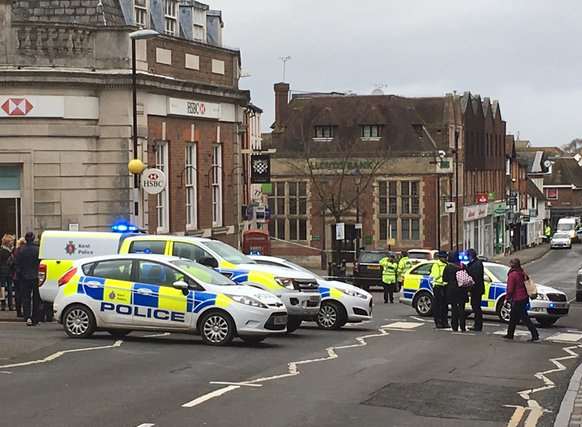 The road has been cordoned off from HSBC. Picture: @JSSSevenoaks