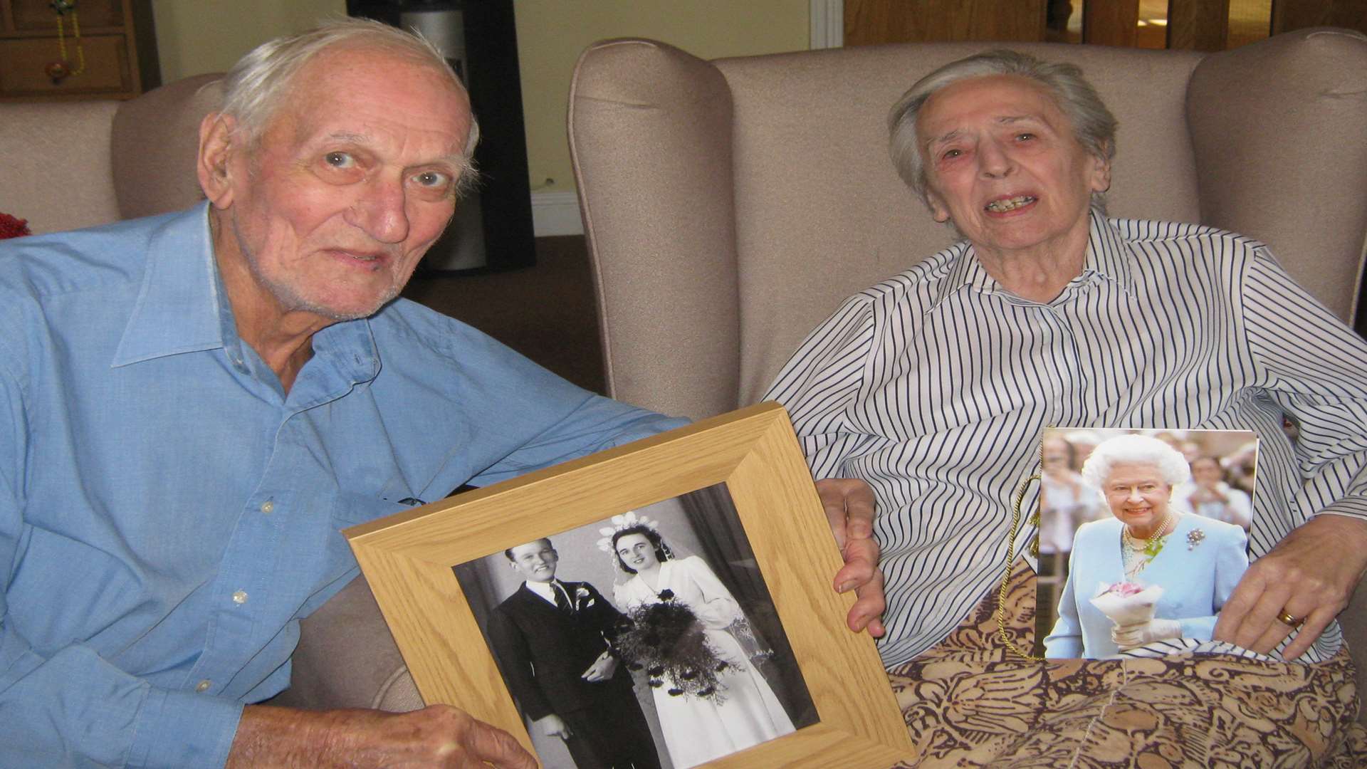 Arthur and Nancy Couchman with their card from the Queen