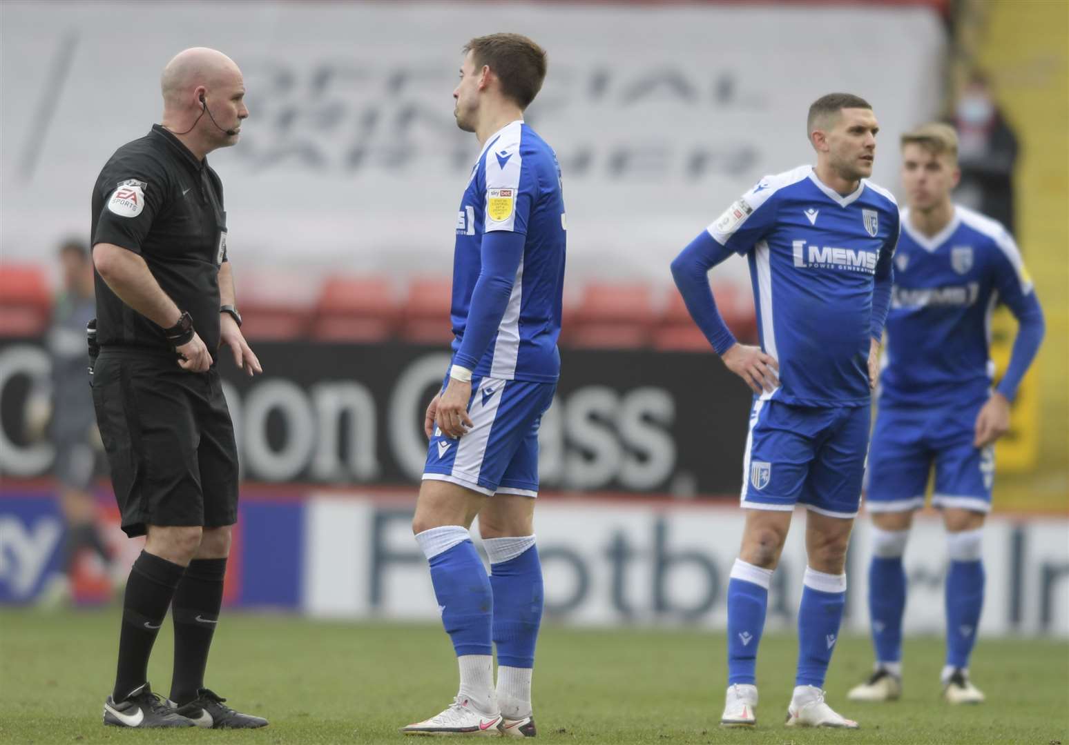 Referee Kevin Johnson speaks to Olly Lee. Picture: Barry Goodwin. (44403556)