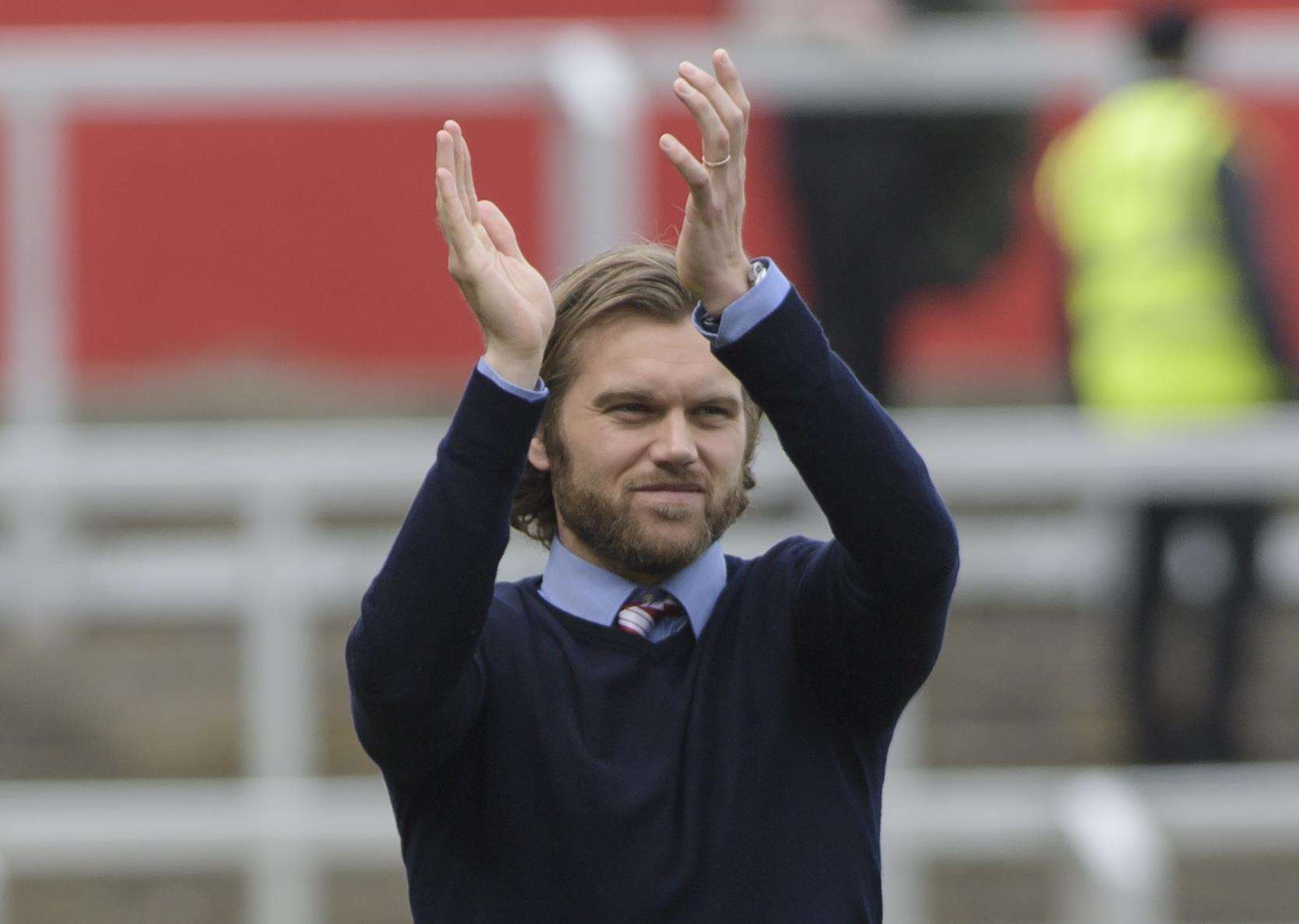 Daryl McMahon applauds the Ebbsfleet fans at full-time Picture: Andy Payton