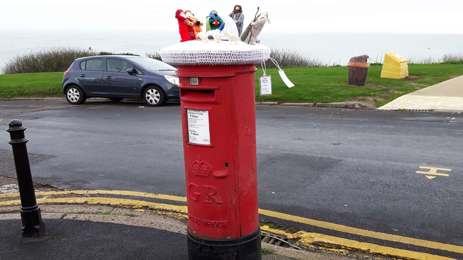 Pillar boxes in Beacon Hill have been covered in knitting