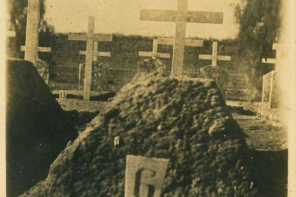 The 1916 picture of Lance Corporal Charles Cook's grave in Baghdad