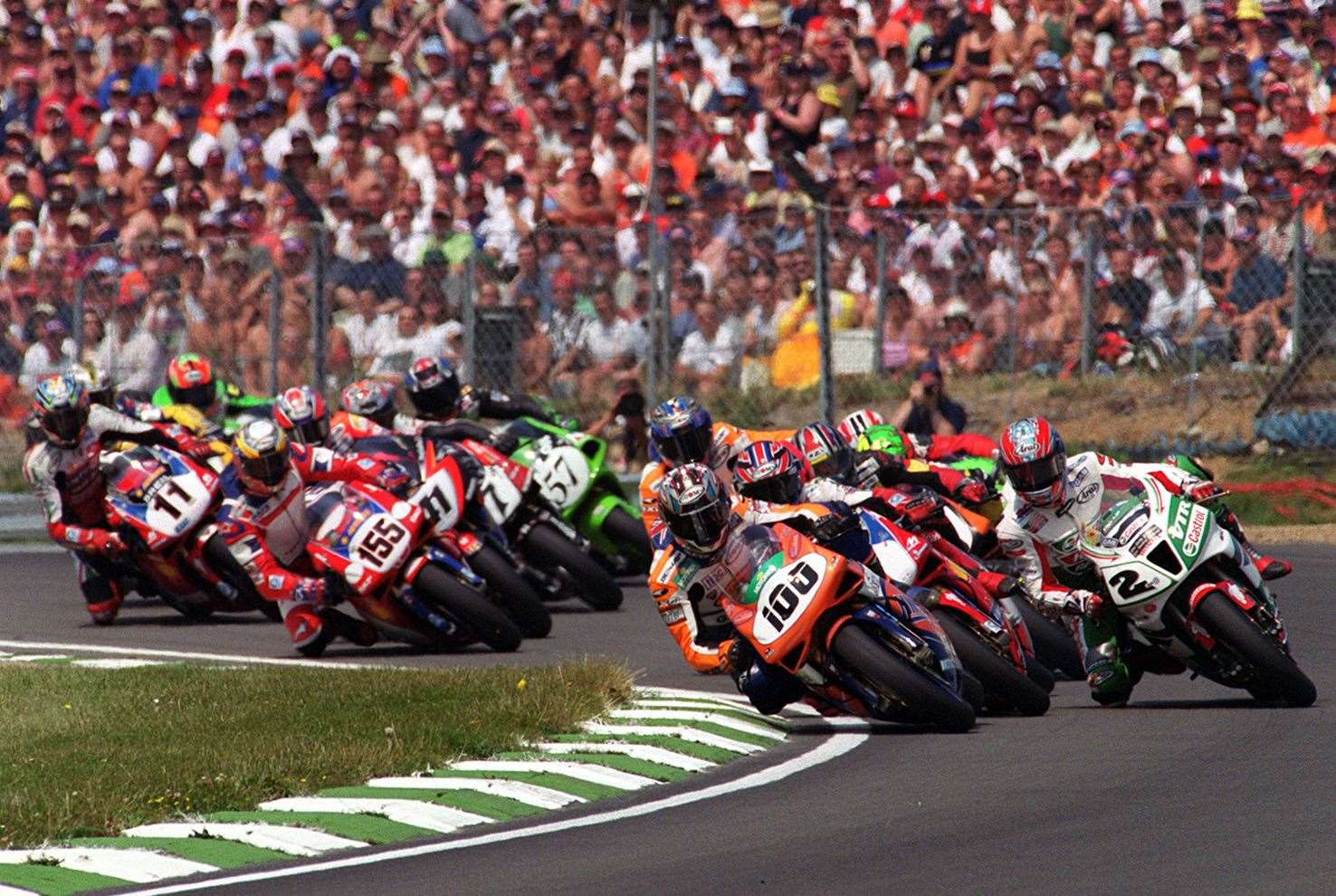 Neil Hodgson (100) pleases the huge crowd by leading the World Superbike pack into Paddock Hill Bend in 2002. Picture: Andy Payton