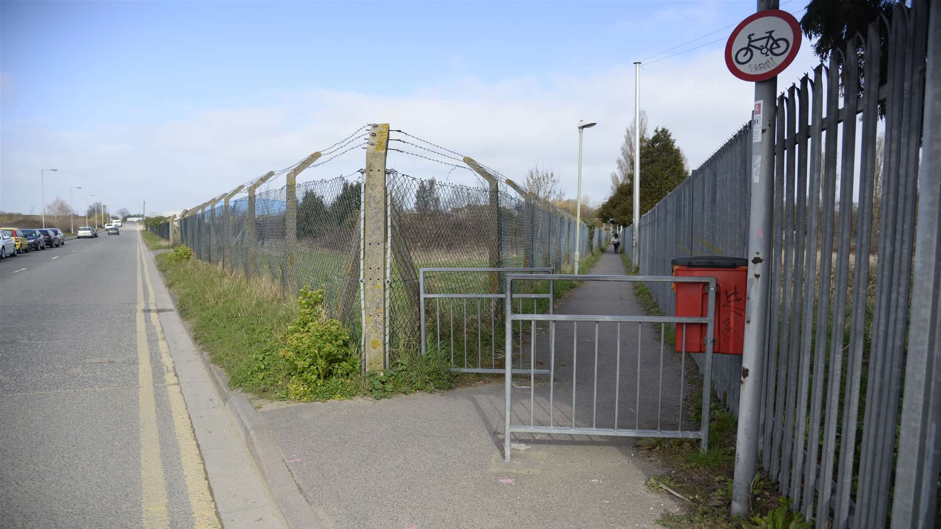 The footpath leading to the railway station from Eddington Lane