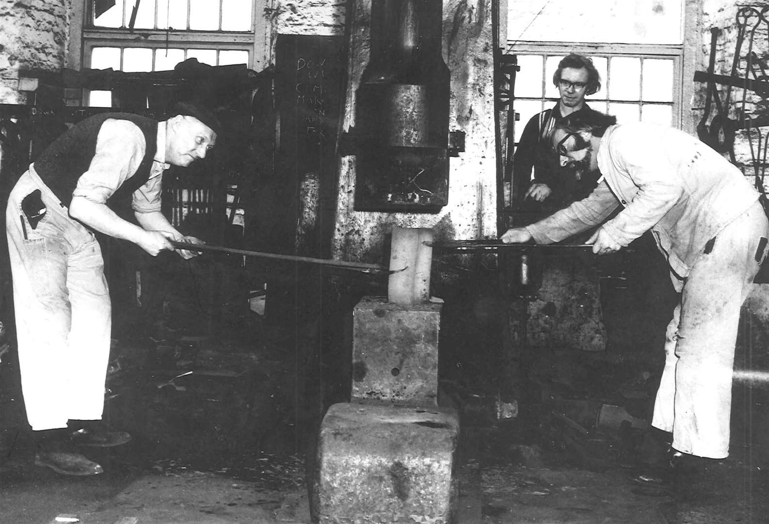 Smithery workers with the heavy hammer machine