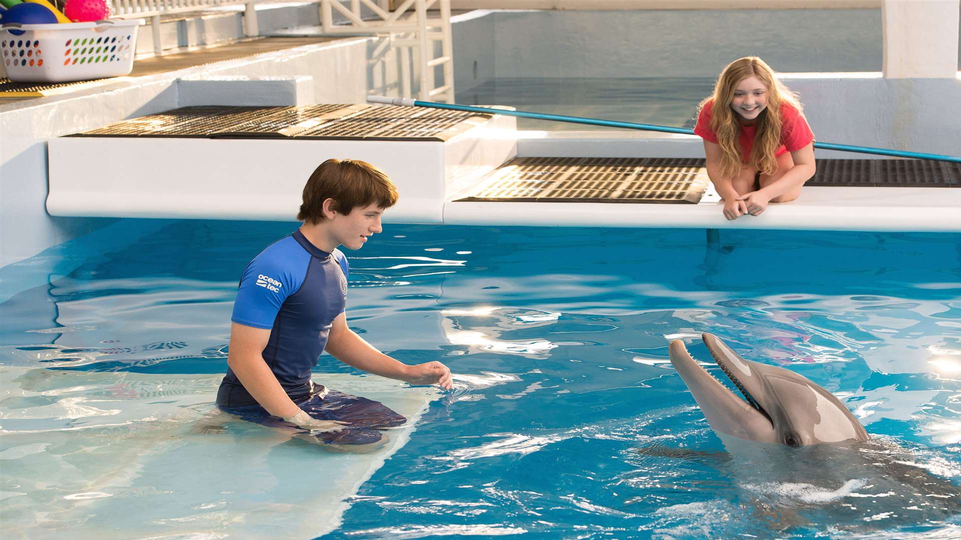 Nathan Gamble as Sawyer Nelson and Cozi Zuehlsdorff as Hazel Haskett with Winter. Picture: PA Photo/Warner Bros