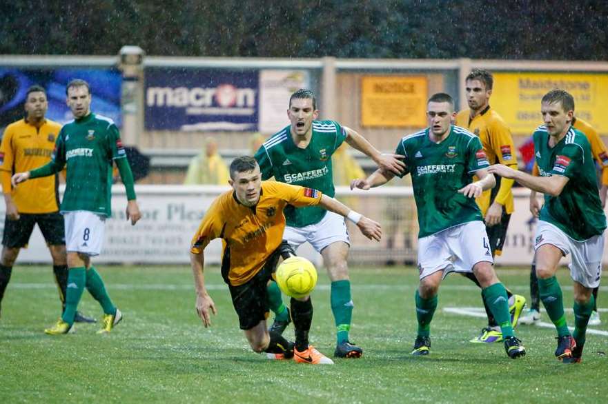 Eyes on the ball as Maidstone and Hendon do battle (Pic: Matthew Walker)